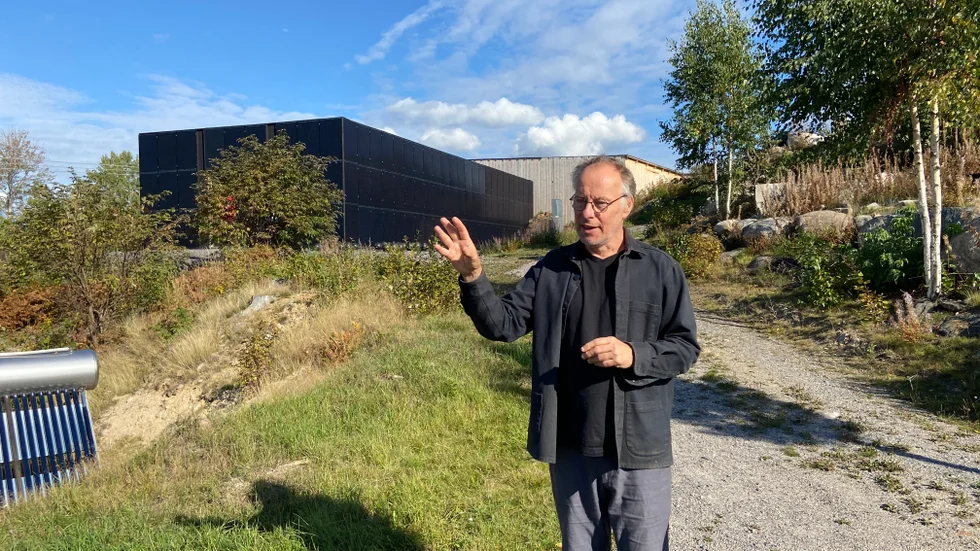 Johan Ehrenberg vid ETC:s serverhall som är byggd i trä och har solceller både på taket och väggarna.