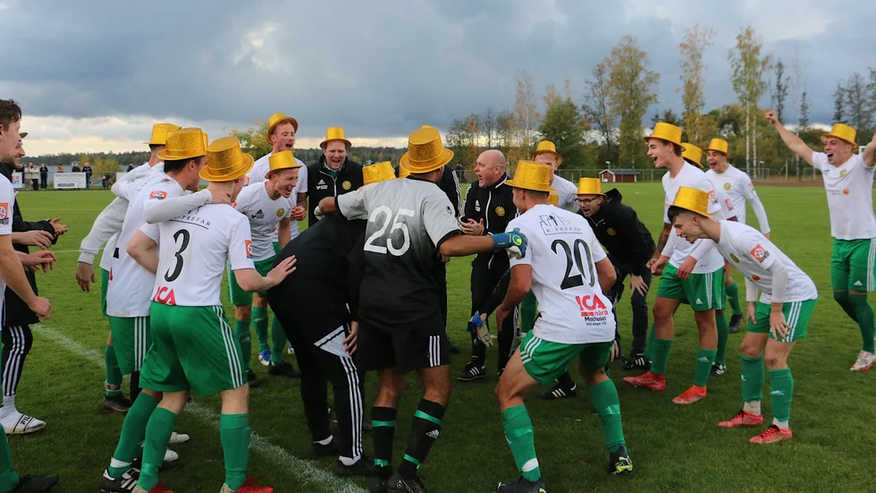 HFK-glädje efter seriesegern. Guldet firades också med klassisk pyttipanna efteråt. 