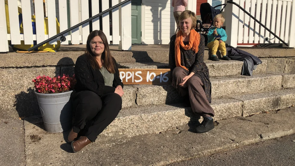 Camilla Holta och Fanny Frederiksen är nöjda med sin första storloppis. I bakgrunden sitter Camillas son Rasmus på trappan.