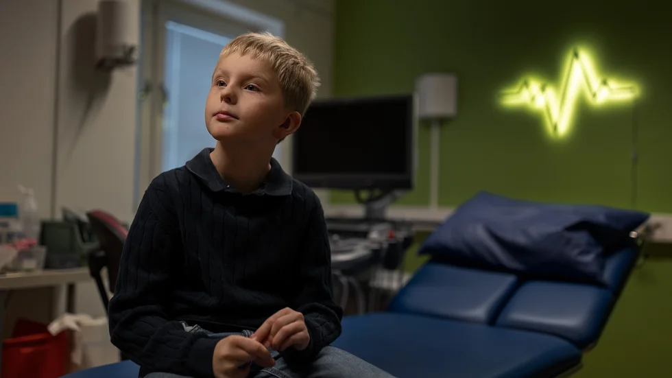 Emanuel är åtta år föddes med flera hjärtfel. Tack vare lyckade operationer mår han i dag bra, men behöver fortfarande åka på regelbundna kontroller.