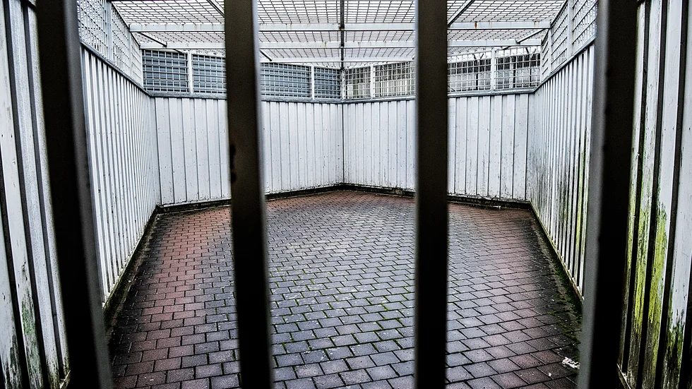 Att göra samhället hårdare löser inte samhällsproblemen, skriver Christer Nylander. Bilden visar en rastgård på Norrtäljeanstalten.