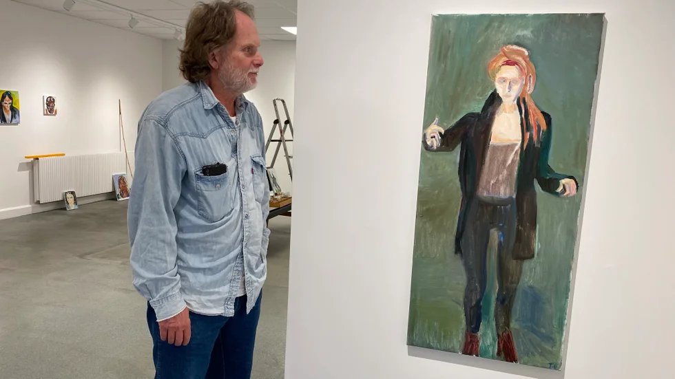 Tomas Herngren målar främlingar han sett, här en kvinna med konstiga gester, som han kallar "Sömngångaren". Han talar om lusten att se och lusten att måla. Vernissage är det på Konstforum i Norrköping i dag, lördag.