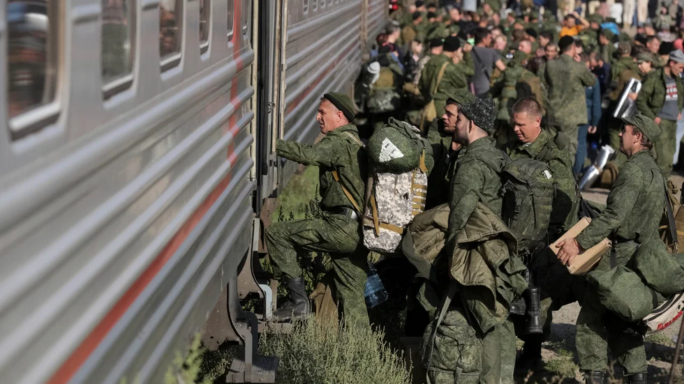 Ryska rekryter går ombord ett tåg i Prudboi i regionen Volgograd. Bild från den 29 september.