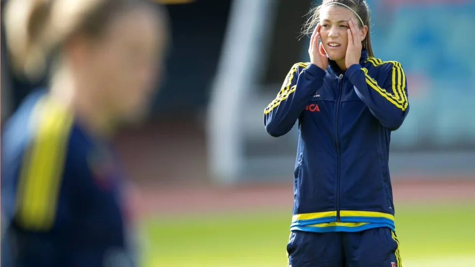 Valde bort hockeyn för fotboll. Piteå IF:s Pauline Hammarlund har gjort succé i år - får hon chansen från start i tisdagskvällens EM-kvalmatch mot Polen?