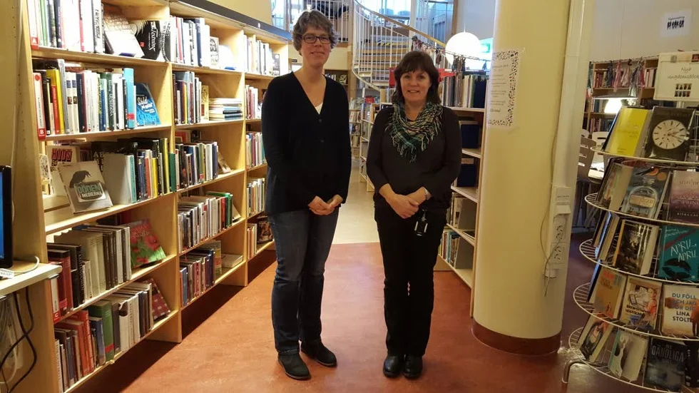Författare Johanna Lindbäck , till höger, har besök Arjeplogs skolor under förra veckan. Här tillsamman med Christina Sundqvist, kultur­ansvarig vid Arjeplogs kommun.