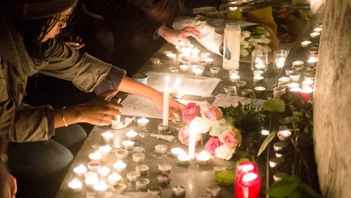 Människor samlads vid Place de la Republique i Paris på lördagskvällen för att tända ljus och hedra de omkoma i attentatet mot Paris.