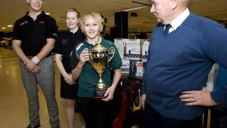 Simon Roos, 13, heter mästaren i årets Hajen Cup. Jan Pohlman var som vanligt på plats för att dela ut pokalen.  Foto: Titti Olovsson