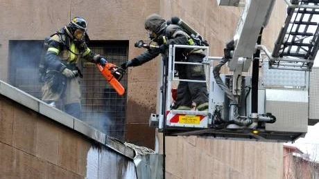 Det var troligen en gnista från en vinkelslip som orsakade branden på Fleminggatan. Foto: Anita Kjellberg