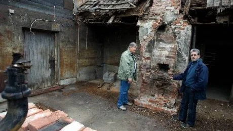 Christer Ericson och Magnus Joelson från Marmormuseet inspekterar det som finns kvar idag av den gamla smedljan, som de snart hoppas kunna börja renovera.