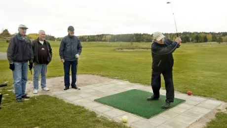 Se, sån svingl han har, Sören "Sillen" Johansson som slår ett utslag i årets sista Antikrunda på Skamby. Beundrande blickar får han av från vänster Bo Fahlgren, Åke Flink och Christer Svensson. Foto: Mikael Rodestrand