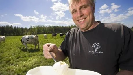 När Tomas Gunnarsson råkade få se att Glasskompaniet på Albrektsvägen var till salu slog han till. Och idag producerar han ekologisk glass enligt ett helt nytt recept.