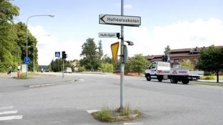 Under 2011 ska det bli en rondell i korsningen Hultvägen/Nyköpingsvägen. Här slår trafikljuset om när bilarna är för nära övergångsstället.