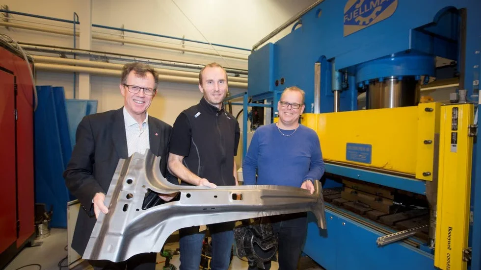 Satsning. Kommunalrådet Anders Lundkvist och Daniel Berglund och Magnus Edin vid Swerea Sicomp hoppas på den nya testanläggningen som ska införliva komposit i komponenter till bilindustrin. På bilden ses en b-stolpe i stål som kan styvas upp med kolfiber.
