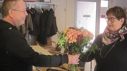 Per Nilsson från Vuxenskolan uppvaktade 40-årsjubilerande cirkeln ”Kvinnohistoria” med blommor, som togs emot av cirkelledaren Ewa Ageholm. 