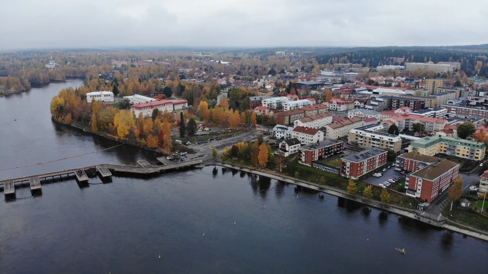 Skellefteå från luften 4 oktober 2022, Karlgårdsbron och norra stranden.