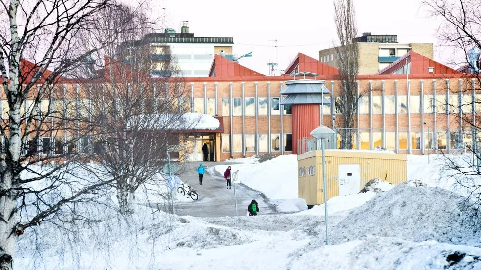 Lärare på Strömbackaskolan har dragit igång en namninsamling för att stoppa nedskärningarna inom skolan. (Arkivbild)