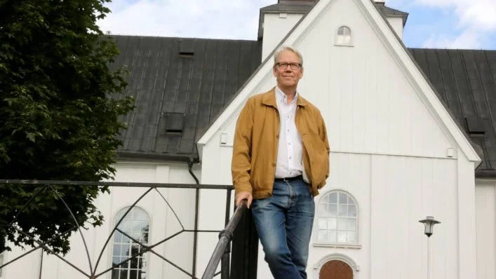 Handfull. Peter roslund beskriver sig inte som religiös. "Jag går inte i kyrkan varje söndag. Det blir kanske en handfull gånger per år, men kyrkan fyller en viktig samhällsfunktion", säger han.
