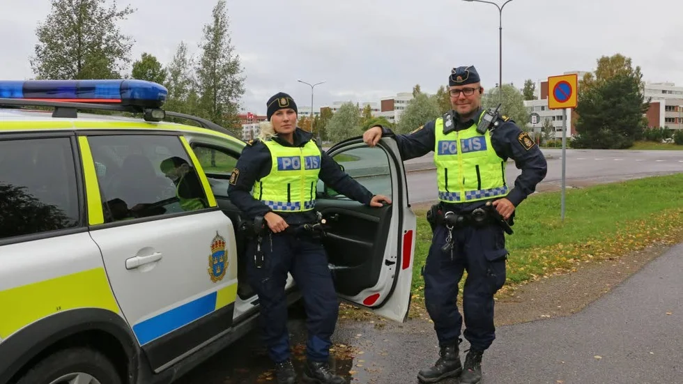 Poliskontroll. Trimmade mopeder är ett stort problem enligt områdespoliserna Emma Svensson och Mathias Strandberg. En incident fredag morgon, då en ung mopedist körde mot trafikriktningen på Timmerleden för att undkomma kontroll, får de nu att vädja om föräldraansvar.