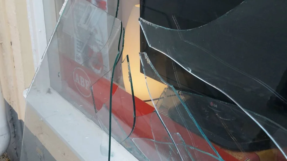 Vassa skärvor. ABF:s kontor  på Storgatan utsattes för skadegörelse i helgen. Någon har sparkat/slagit sönder det kraftiga ytterglaset i skyltfönstret.