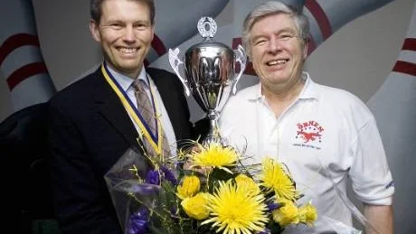 Ingemar "Igge" Eriksson hade all anledning att vara nöjd med påskhelgen. Kommunalrådet Jörgen Rundgren överlämnade blomster och blader till segerherren.