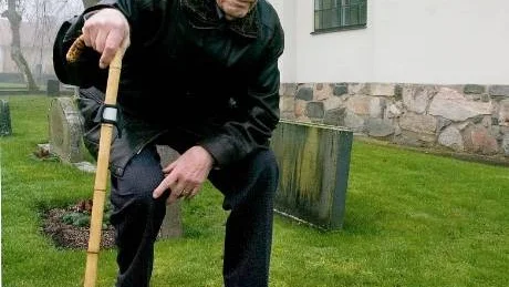 - Här ligger tant Hilda, fattig och ofärdig, men som alla i Tåby brydde sig om , säger Stig Turevik. Och hennes gravsten är en bit ek från hennes egen förstutrapp i Målslätten.