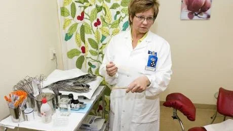 Ingela Adamsson, barnmorska, förklarar hur en gynekologisk cellprovtagning går till.Foto: Robert Svensson