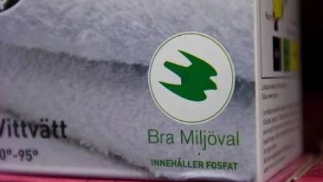 Bra miljöval är inte samma sak som fosfatfritt. Denna besynnerliga märkning fann vi på Euroshoppers vittvättmedel.Foto: Janne Forsby