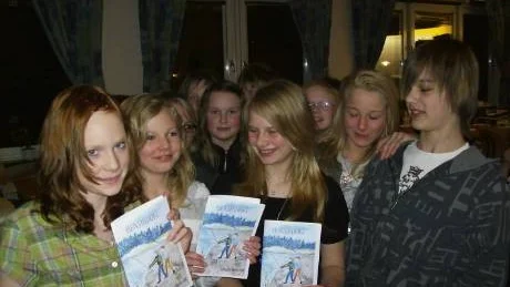 Elever i klass 6, Mogata skola, visar stolta upp "Bensindoft", den bok man gemensamt har författat under vårterminen under överinseende av Rein Norberg.                                                                                                                                                                                                                      Foto: Patrik Selsfors