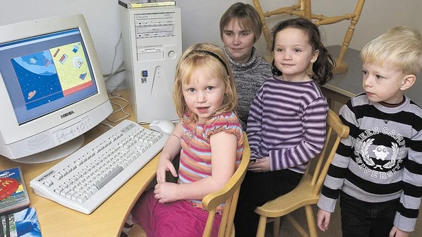 - Våra förskolebarn får bara surfa på datorn, när någon i personalen är med, säger barnsköterskan Veronica Larsén, på Önnemo förskola, som här ses med från vänster, Felicia, Julia och Max.