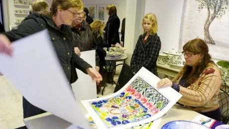 Lena Linderholms keramik och litografier i glada färger är populära och många vill passa på att få en signatur och en pratstund. "Jag blandar nordens ljus med söderns värme" säger Lena. Foto: Robert Svensson