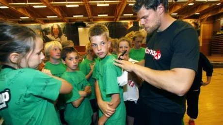 Handbollsstjärnan Robert Arrhenius stortrivdes bland barnen på Sportscamoen i Norrköping. Här skriver han autografer för fulla muggar.