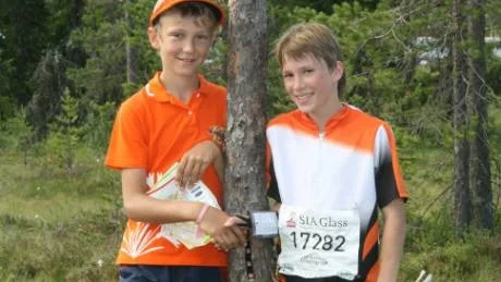 Andrea Svensson får en gratulation av brorsan Leif som också gick upp i sammanlagd ledning efter att ha blivit tvåa på torsdagen.