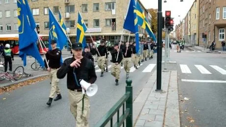 Nynazisternas demonstration i Linköping i helgen ställer grundläggande rättigheter på prov. Hur långt sträcker sig mötesfriheten? Och är det riktigt att en tillåten demonstration störs? Demokratin är till för alla, men gränsdragningarna är svåra. Bilden är från demonstrationen 2005.