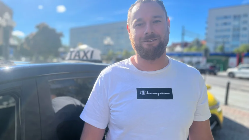 Taxichauffören Mohammed Ahmed bor i Lagersberg. Han ställer sig undrande till varför ingen politiker frågar taxichaufförerna om deras situation. 
