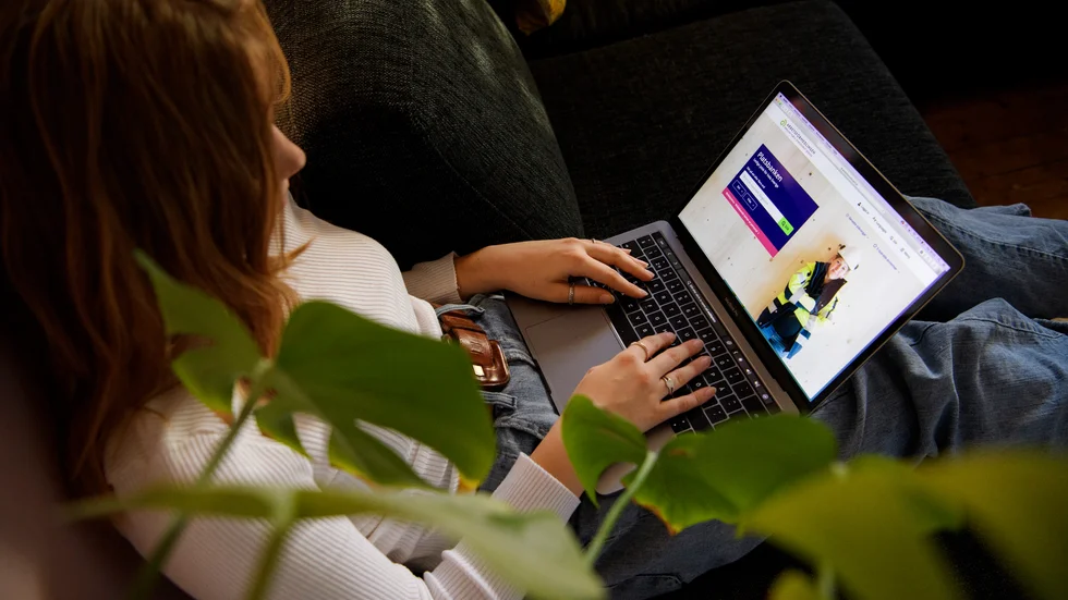 Signaturen "En tjej som snart flyttar hemifrån" önskar att skolan hade förberett henne bättre för vuxenlivet. Som till exempel att betala räkningar, lära sig hur en brandsläckare fungerar och hur man söker jobb. (Arkivbild)