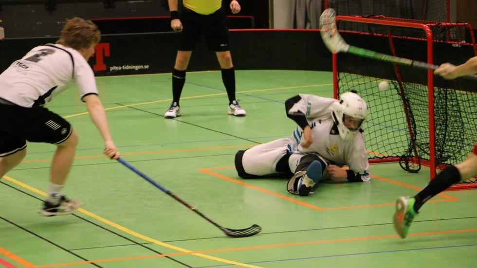 MÅL. Erik Woupios andra mål på väg in bakom Gamla Stans målvakt.