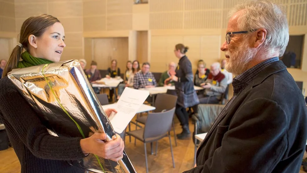 Prisas. Thomas Öberg, känd från radions Naturmorgon, tilldelades Naturskyddsföreningens naturvårdspris. Här läser Isabella Katsimenis, föreningens länsordförande, upp motiveringen.