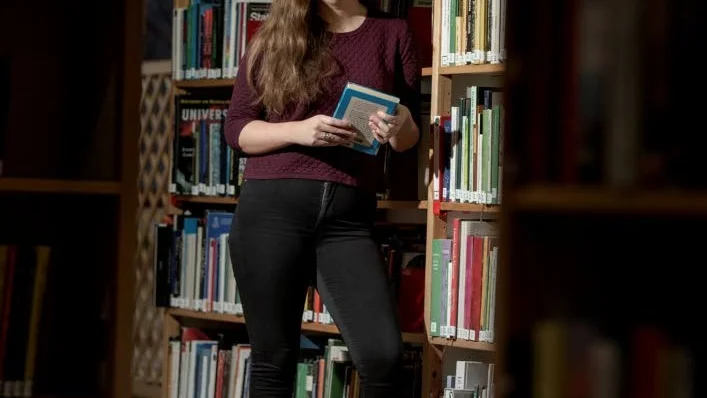Bok-älskare. Luciakandidat nummer sex, Emma Hedkvist, älskar att läsa och tillbringar en hel del tid på bibliotek och hos bokhandlare.