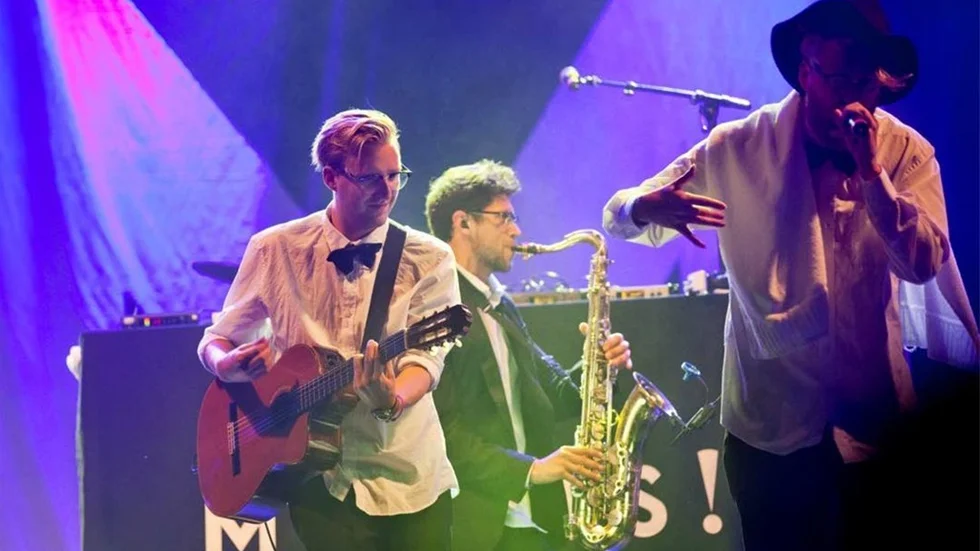 I kväll intar partymaskinen Movits Luleå. Konserten är publiksuccé redan på förköpen. Från vänster Anders Rensfeldt, Joakim Nilsson och Johan Rensfeldt. Live backar Piteåbasisten Petter Olofsson och David Fraenckel (trombon) upp. ?Foto: Sofia Wellborg