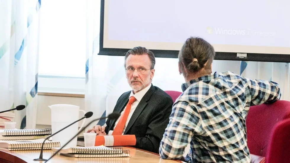 22-åringens advokat liknar åklagarnas utredning vid ett garnnystan, med en massa lösa trådar som spretar överallt.