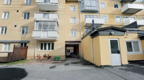 Den brutala gruppvåldtäkten och misshandeln inträffade i en passage till Storgatan.