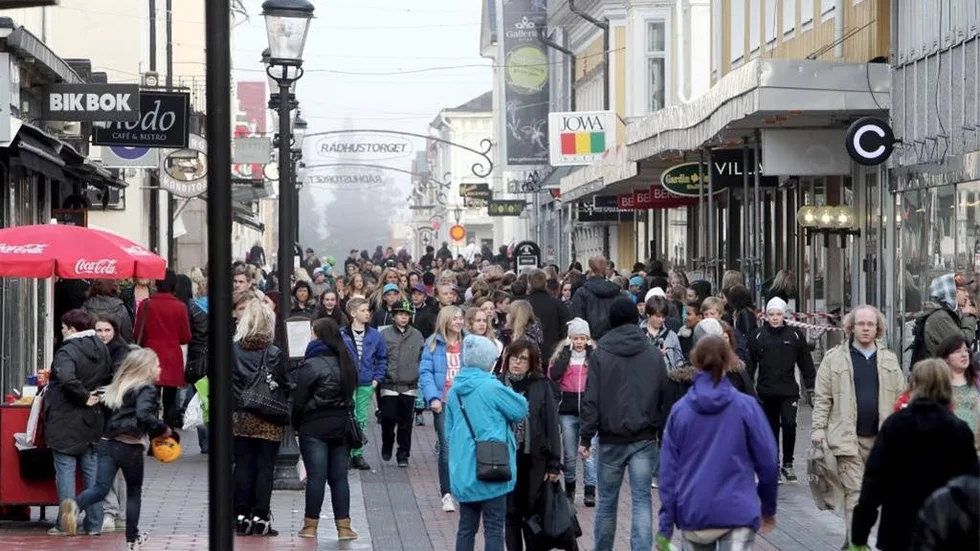 En stund in på kvällen hade fler och fler letat sig till stan för att ta del av tjejkvällen.
