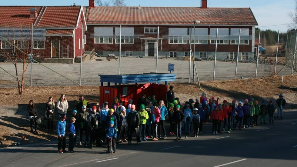 Busskuren finns på en vanlig parkeringsficka nedanför skolan i Hemmingsmark.