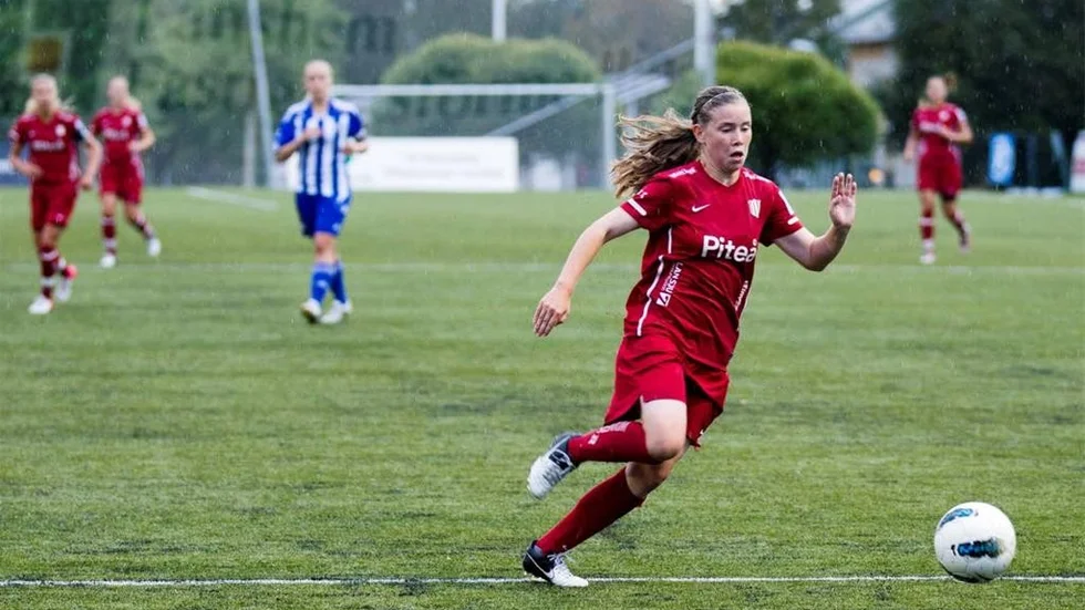 Fotbollstalangen Lisa Renlund lämnar Piteå IF och fortsätter Umeå IK. Där kombinerar                                       hon fotbollen med studier på fotbollsgymnasiet. Ett gymnasium som inte finns i Piteå.