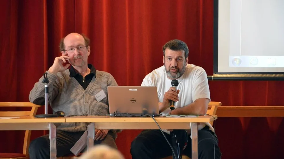 Projekthandledaren Bill Grundström, till vänster: ”Mitt jobb har egentligen handlat mycket om att styra upp vardagen för deltagarna. Ringa och väcka dem, motivera och bidra till ett socialt samband.” Deltagaren Imam Kaya, till höger: ”Det känns som jag fått komma in i värmen igen.”