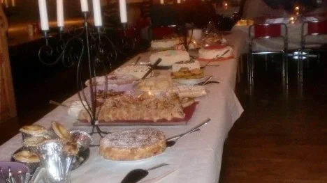 Dukat långbord som väntar på gäster i Lauker byastuga.
