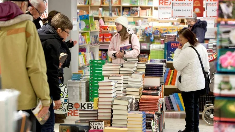 Fullt med folk under bokrean. Nu har beslut fattats att Akademibokhandeln ska bli kvar i Småstaden i Piteå och de ansvariga hoppas nu på liknande tillströmning i julhandeln. (Arkivbild)