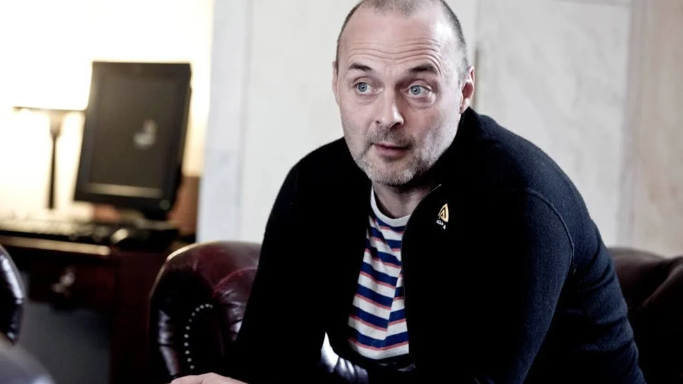 Peter Karlsson är en erkänt duktig brottsutredare som bytt sida. Han säger att drivet är detsamma, att sätta brottslingar bakom lås och bom - men rätt brottslingar.