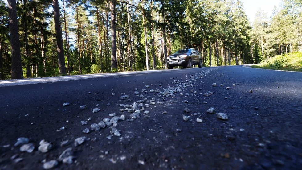 Stenkross ligger utspridd ett par hundra meter i vardera riktning på väg 694, utanför Bälgviken, i höjd med avfarten till Arctic roads bergtäkt.