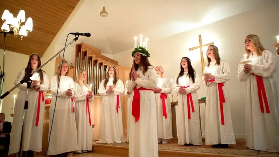 Årets Lucia i Skärblacka Linnea Borén visade tillsammans med tärnorna prov på sina sång-kunskaper när själva kröningen var slut.